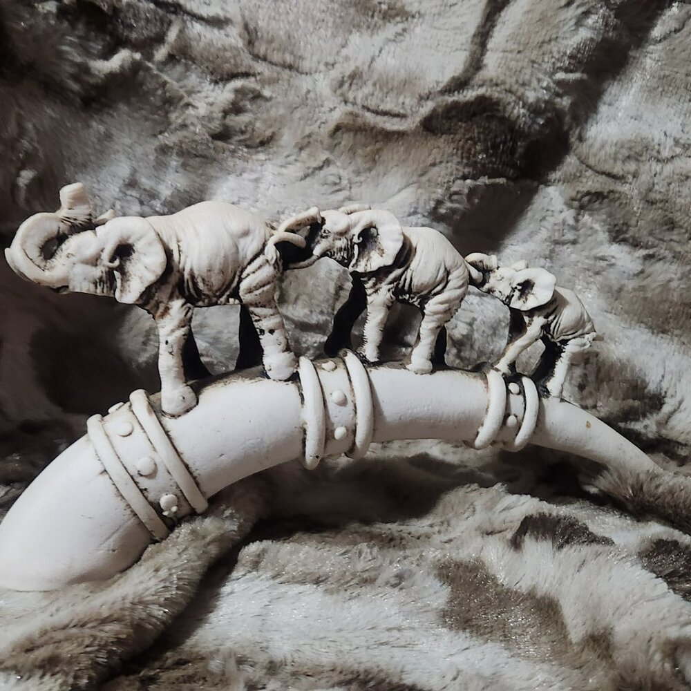 Elephants statue